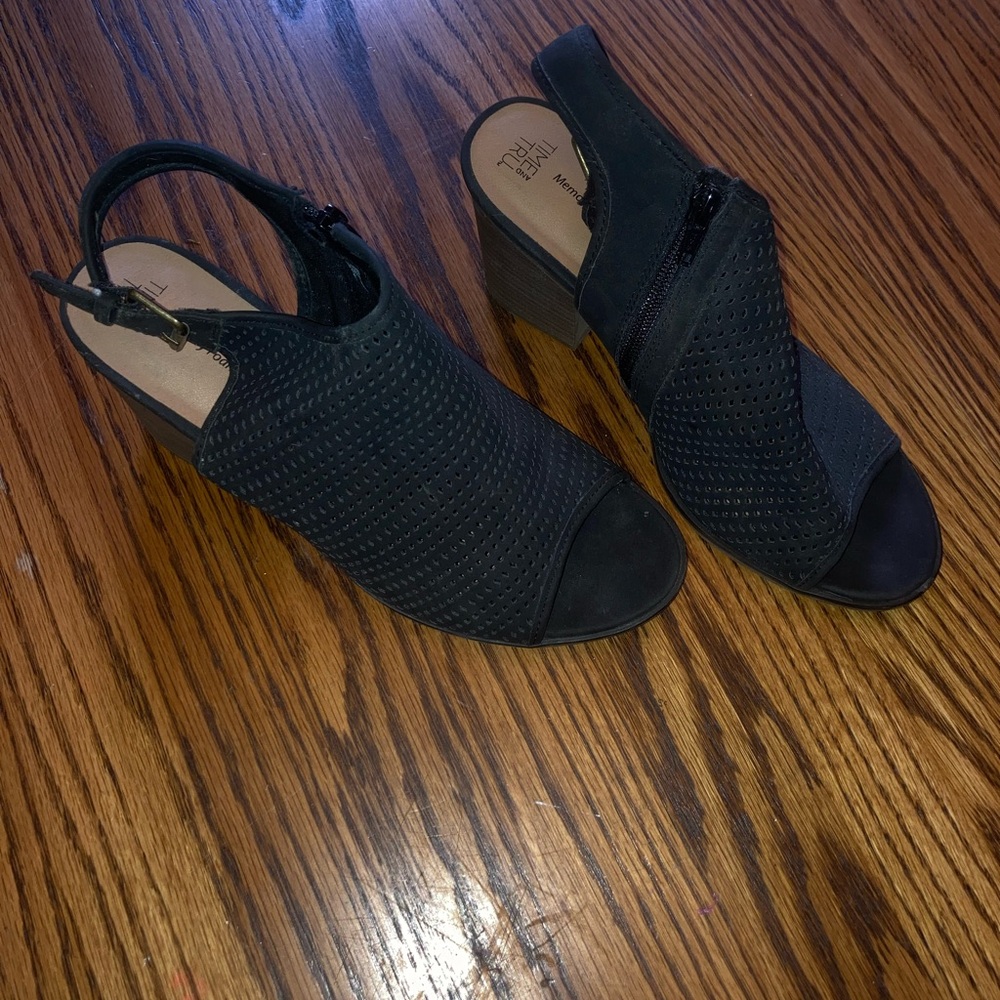 Time and Tru Black Textured Heeled Sandals